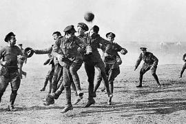 जब प्रथम विश्व युद्ध क्रिसमस पर थम गया और दुश्मन सैनिकों ने साथ खेला फुटबॉल