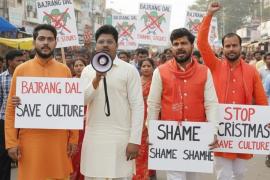 असम: वीएचपी और बजरंग दल कार्यकर्ताओं ने स्कूल और दुकानों में की तोड़फोड़, क्रिसमस मनाने का किया विरोध