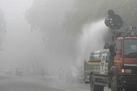 घने कोहरे से दिल्ली बेहाल: 66 उड़ानें रद्द, 60 ट्रेनें देरी से चलीं, AQI और बिगड़ा