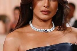 प्रियंका चोपड़ा का नीला डायोर लुक गोल्डन ग्लोब्स में बिखेरता ग्लैमर का जलवा