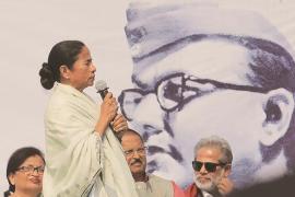 নেতাজি বেঁচে থাকলে তাঁকেও কি শুনানিতে ডাকত? জন্মজয়ন্তীতে কেন্দ্র ও কমিশনকে তীব্র আক্রমণ মমতার
