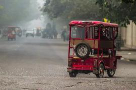 शहर की सड़कों पर खामोश ह/त्यारे अनियंत्रित ई-रिक्शा बन रहे सुरक्षा और कानूनी संकट