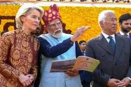 गणतंत्र दिवस पर फ्यूज़न ब्रोकेड परिधान में EU प्रमुख ने बिखेरा जलवा