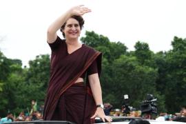 प्रियंका गांधी दो दिवसीय दौरे पर गुवाहाटी पहुंचीं, कामाख्या दर्शन से असम चुनाव अभियान की शुरुआत