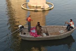 यूपी में मां ने बेटी को यमुना में फेंका, खुद कूदने की कोशिश; राहगीरों ने बचाया