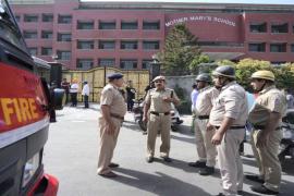 दिल्ली में ब/म की धमकी से हड़कंप! 10 स्कूलों को ई-मेल से धमकी, परिसर खाली कराए गए; प्रशासन हाई अलर्ट पर