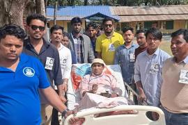 হাসপাতাল থেকে ছুটি নিয়ে ভোট দিলেন গুরুতর আহত যুবক