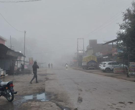 नगर में अलाव जलाने व स्कूल समय परिवर्तन की मांग