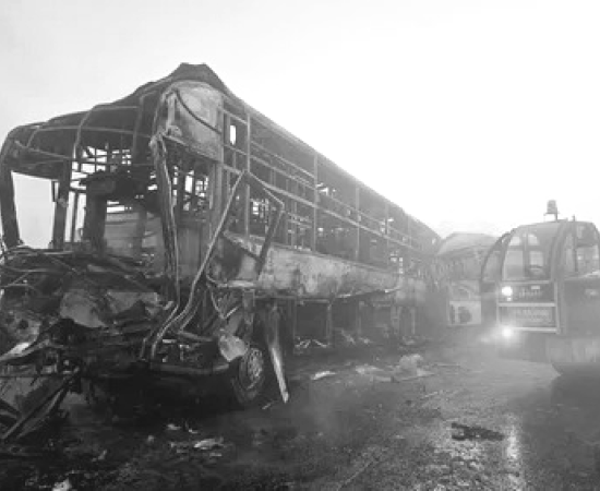 दिल्ली–आगरा एक्सप्रेसवे पर भीषण हादसा: चार की मौत, 25 घायल