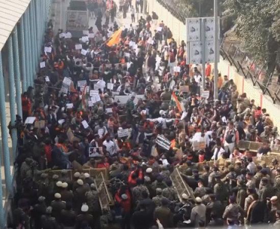 डिपु दास की मॉब लिंचिंग को लेकर बांग्लादेश मिशन के बाहर विरोध, बैरिकेड्स तोड़े गए