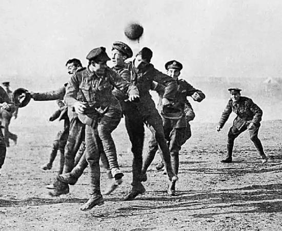 जब प्रथम विश्व युद्ध क्रिसमस पर थम गया और दुश्मन सैनिकों ने साथ खेला फुटबॉल