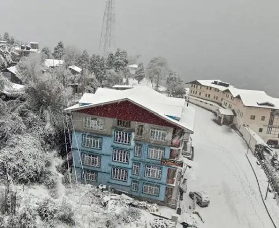 ৩ ডিগ্রিতে কাঁপছে দার্জিলিং, টাইগার হিলের রাস্তায় বরফের চাদর-উত্তর থেকে দক্ষিণবঙ্গ জুড়ে হাড়কাঁপানো শীত