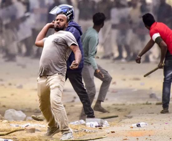 दर्जनों परिवार बेघर, चश्मदीद ने सुनाई दहशत भरी रात की कहानी