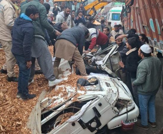 लकड़ी से लदा ट्रक बोलेरो पर पलटा