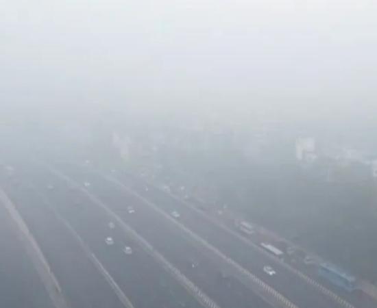 Red Alert Issued in Delhi as Dense Fog Envelops City, Air Quality Slips Back to ‘Severe’