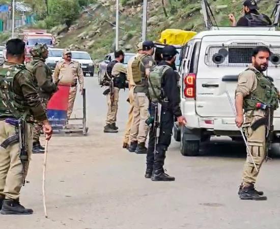 भीड़ ने पुलिस पर हमला कर पहलगाम हमले के समर्थक को छुड़ाया, 10 गिरफ्तार