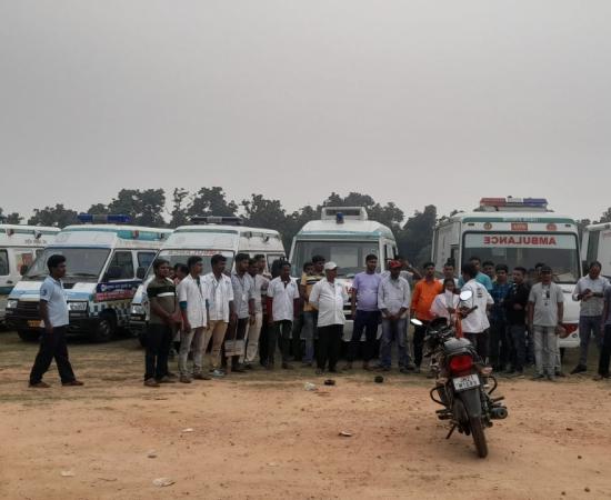 108 एम्बुलेंस कर्मचारियों का धरना 30वें दिन भी जारी, GVK EMRI की जांच की मांग