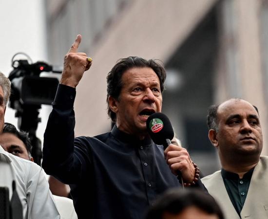 इमरान खान का समर्थन करने वाले 8 पत्रकारों को आजीवन कारावास
