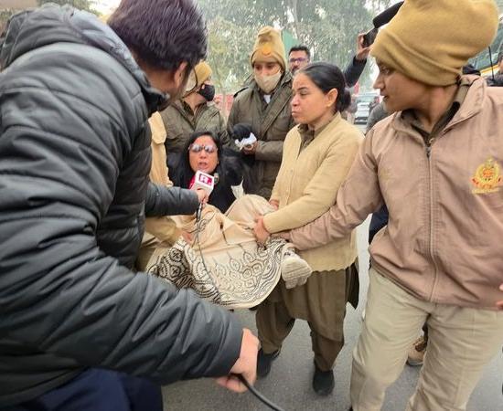 ED के I-PAC दफ्तर पर छापे के विरोध में अमित शाह के दिल्ली कार्यालय के बाहर TMC सांसदों का प्रदर्शन, 8 हिरासत में