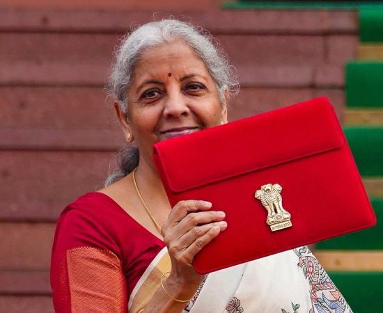 वित्त मंत्री सीतारमण करदाताओं के लिए ये 5 बड़े फैसले ले सकती हैं, जानिए पूरी जानकारी
