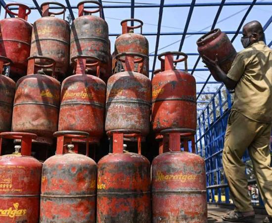 নতুন বছরে মূল্যবৃদ্ধির ধাক্কা: আজ থেকে LPG সিলিন্ডার ১১১ টাকা মহার্ঘ, কলকাতায় কত পড়ল দাম?