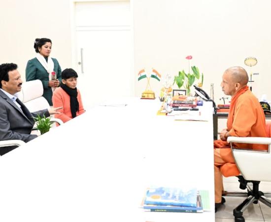 यूपी CM योगी आदित्यनाथ ने 24 घंटे में महिला का घर कब्जाधारकों से मुक्त कराया