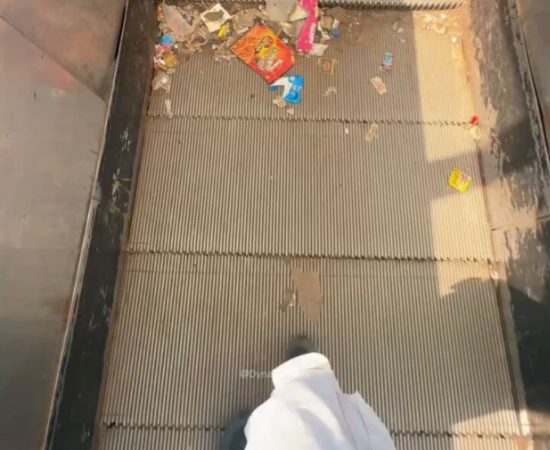 आनंद विहार के एस्केलेटर और फुट ओवरब्रिज पर कचरे का संकट, सफाई अभियान को बढ़ावा