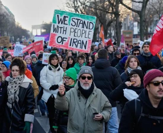 चौंकाने वाला खुलासा! ईरानी विरोधियों को जेल में नग्न रखा गया, अनजान इंजेक्शन दिए गए, परिवारों से गोली के पैसे मांगे गए