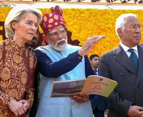 गणतंत्र दिवस पर फ्यूज़न ब्रोकेड परिधान में EU प्रमुख ने बिखेरा जलवा