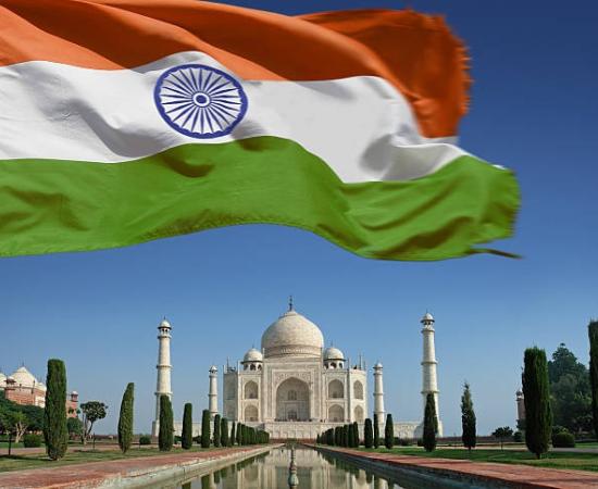 তাজমহলে জাতীয় পতাকা উত্তোলন নিয়ে বিতর্ক