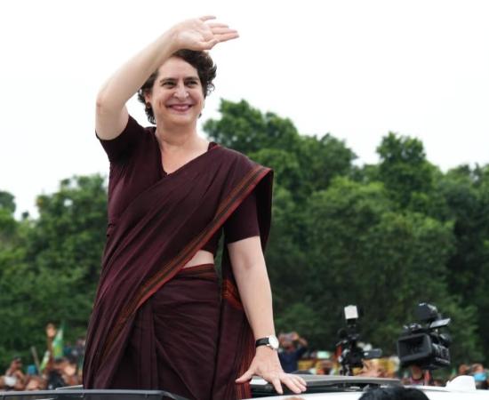 प्रियंका गांधी दो दिवसीय दौरे पर गुवाहाटी पहुंचीं, कामाख्या दर्शन से असम चुनाव अभियान की शुरुआत