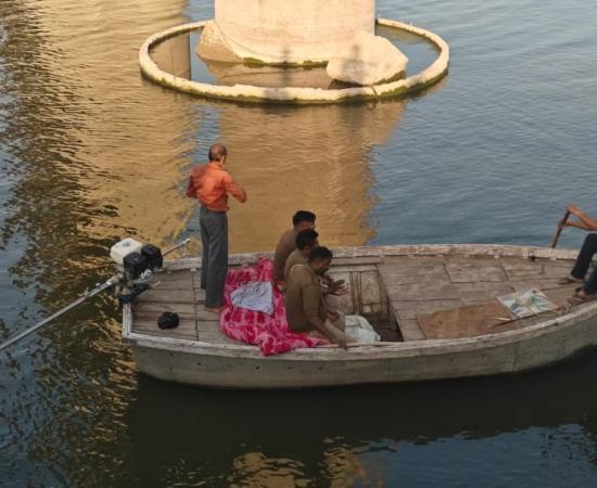 यूपी में मां ने बेटी को यमुना में फेंका, खुद कूदने की कोशिश; राहगीरों ने बचाया