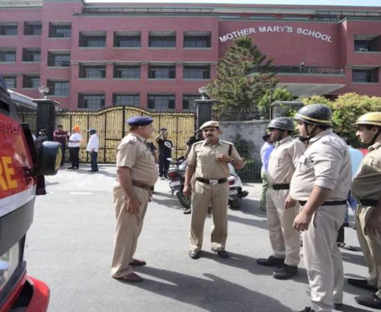 दिल्ली में ब/म की धमकी से हड़कंप! 10 स्कूलों को ई-मेल से धमकी, परिसर खाली कराए गए; प्रशासन हाई अलर्ट पर
