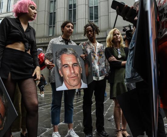 कैसे जेफ्री एपस्टीन ने बनाया शो/षण का पिरामिड?