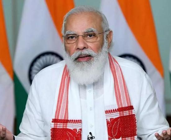 प्रधानमंत्री Narendra Modi 14 फरवरी को असम दौरे पर रहेंगे, जहां वे एयरशो में हिस्सा लेंगे और उत्तर-पूर्व क्षेत्र में कनेक्टिविटी, डिजिटल बुनियादी ढांचे, उच्च शिक्षा और शहरी परिवहन को सशक्त करने के उद्देश्य से ₹5,450 करोड़ से अधिक की विकास परियोजनाओं का उद्घाटन एवं शिलान्यास करेंगे।  प्रधानमंत्री कार्यालय (PMO) के अनुसार, प्रधानमंत्री सुबह लगभग 10:30 बजे डिब्रूगढ़ के मोरान बाईपास स्थित इमरजेंसी लैंडिंग फैसिलिटी (ELF) पर पहुंचेंगे। यहां वे लड़ाकू विमानों, परिवहन विमानों और हेलीकॉप्टरों द्वारा किए जाने वाले हव