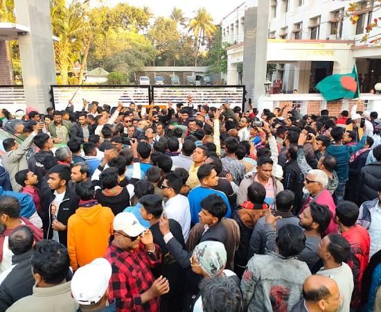 পাবনার দুই আসনে ভোট পুনর্গণনার দাবিতে ডিসি অফিস ঘেরাও বিএনপির