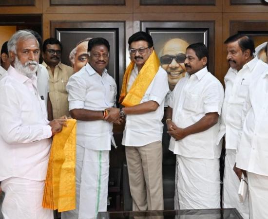 ভোটের আগে তামিলনাড়ু রাজনীতিতে বড় চমক, ডিএমকে-তে যোগ দিলেন ও. পন্নীরসেলভম