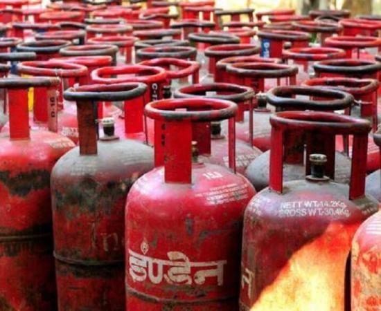 মার্চে ফের দাম বাড়ল ১৯ কেজির বাণিজ্যিক গ্যাস, ঘরোয়া সিলিন্ডারের মূল্য অপরিবর্তিত